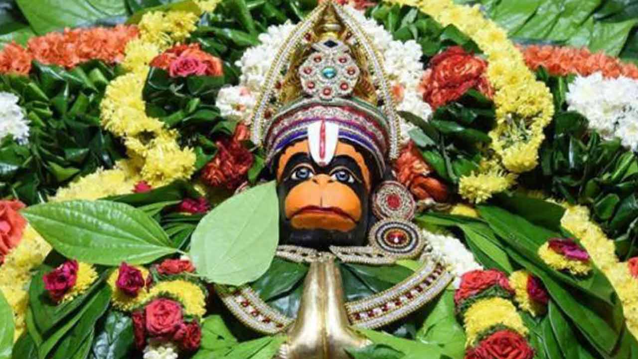 రేపే హనుమాన్ జయంతి.. తమలపాకుతో పూజిస్తే ఎన్ని ఉపశమనాలో తెలుసా..? రేపే హనుమాన్ జయంతి.. తమలపాకుతో పూజిస్తే ఎన్ని ఉపశమనాలో తెలుసా..?