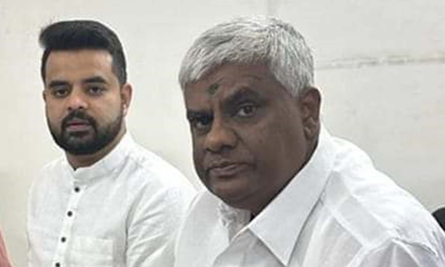 3వేల లైంగిక కార్యకలాపాల పెన్డ్రైవ్ అందింది 3వేల లైంగిక కార్యకలాపాల పెన్డ్రైవ్ అందింది