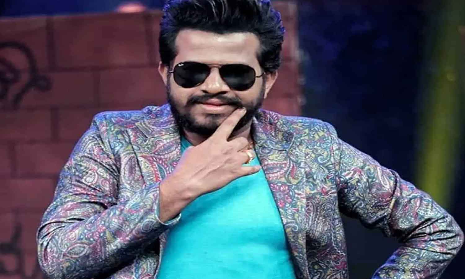 hyper Aadi:లేడీస్ హాస్టల్లో ఉంటూ పడరాని పాట్లు పడ్డ హైపర్ ఆది..! hyper Aadi:లేడీస్ హాస్టల్లో ఉంటూ పడరాని పాట్లు పడ్డ హైపర్ ఆది..!
