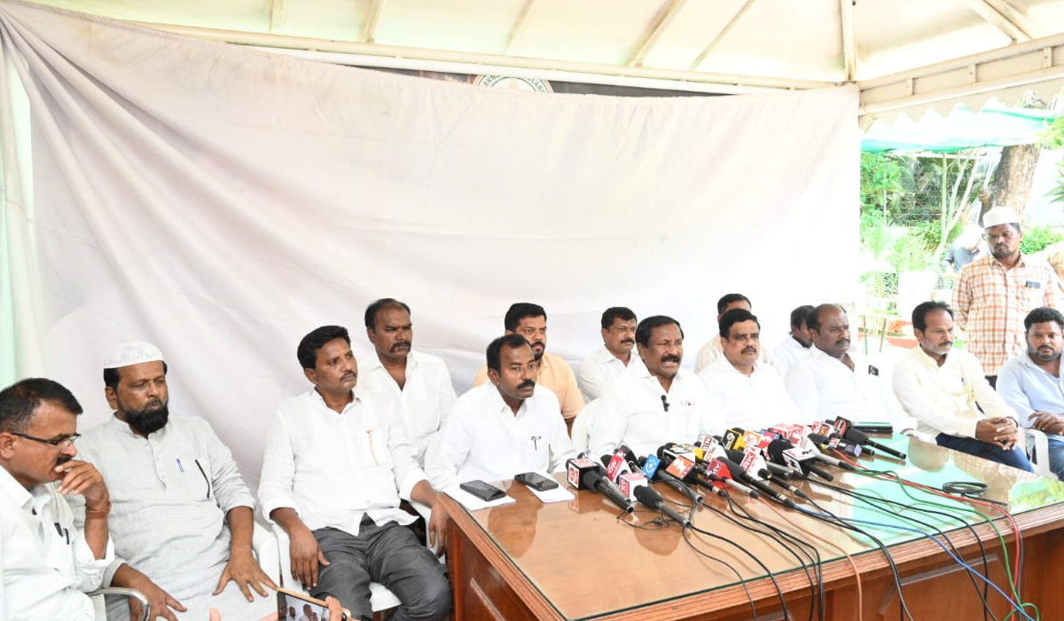 అవినీతి.. అక్రమాలలో కూరుకుపోయిన మాజీ ఎమ్మెల్యే కిషోర్ అవినీతి.. అక్రమాలలో కూరుకుపోయిన మాజీ ఎమ్మెల్యే కిషోర్