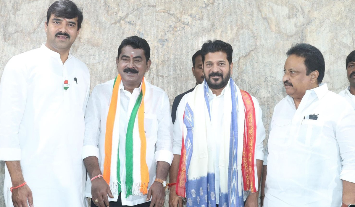 సీఎం రేవంత్రెడ్డి సమక్షంలో కాంగ్రెస్లో చేరిన బీజేపీ నేతలు సీఎం రేవంత్రెడ్డి సమక్షంలో కాంగ్రెస్లో చేరిన బీజేపీ నేతలు