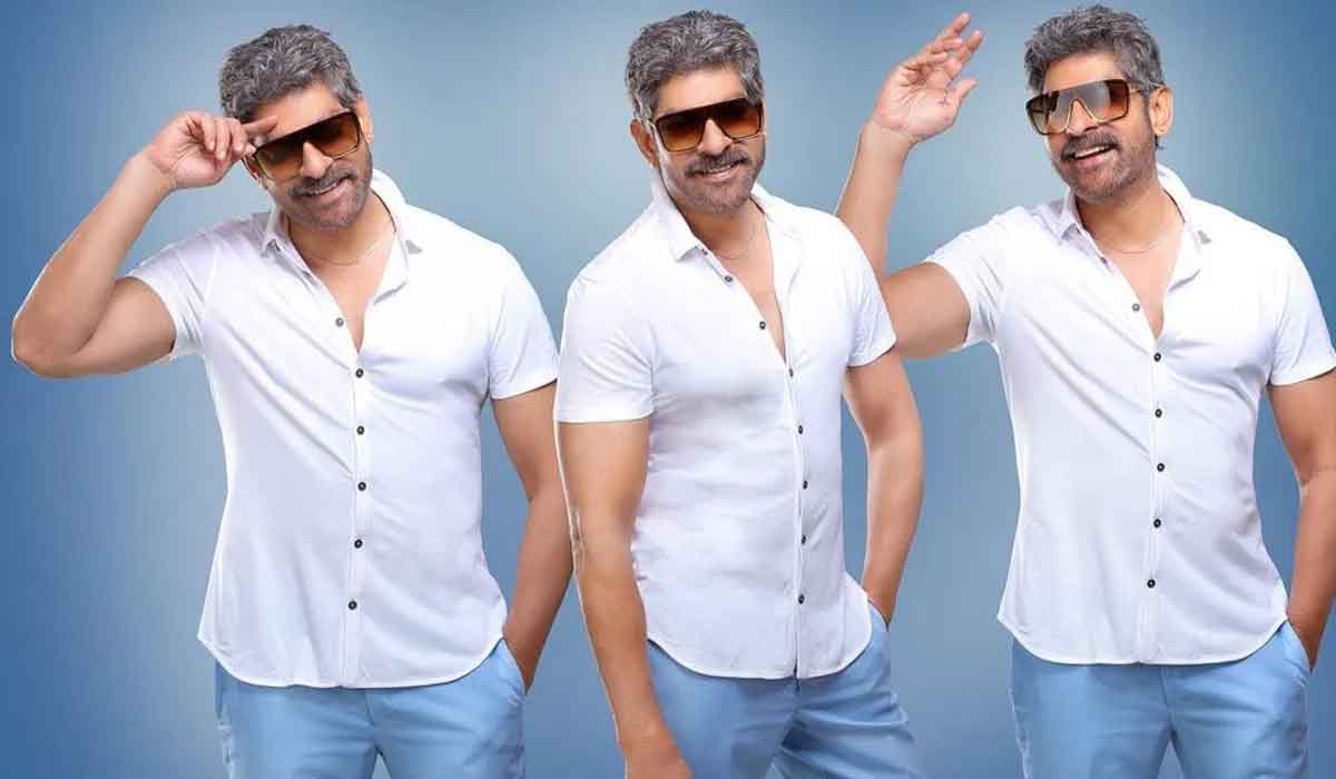 Jagapathi babu|మరీ ఇంత మంచి తనమా.. ఇంట్లో పడ్డ దొంగలకు డబ్బు సాయం చేయడమేంటి..! Jagapathi babu|మరీ ఇంత మంచి తనమా.. ఇంట్లో పడ్డ దొంగలకు డబ్బు సాయం చేయడమేంటి..!