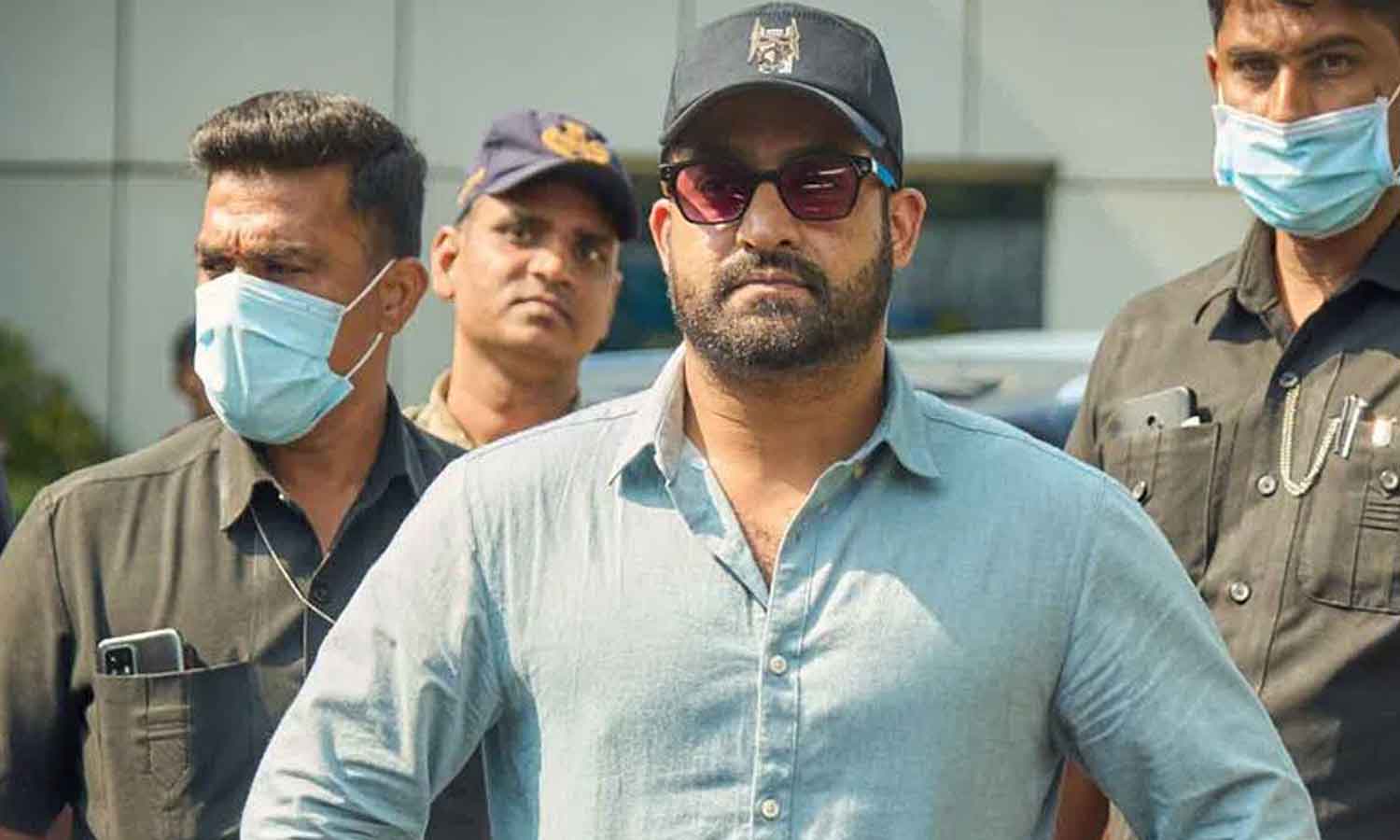 NTR| వార్2 సెట్స్లో అడుగుపెట్టిన ఎన్టీఆర్.. న్యూ లుక్ అదిరిపోలా..! NTR| వార్2 సెట్స్లో అడుగుపెట్టిన ఎన్టీఆర్.. న్యూ లుక్ అదిరిపోలా..!