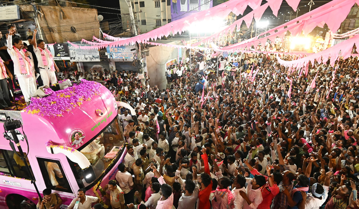 KCR | పదిపన్నెండు సీట్లు ఇవ్వండి.. కాంగ్రెస్ మెడలు వంచుతా KCR | పదిపన్నెండు సీట్లు ఇవ్వండి.. కాంగ్రెస్ మెడలు వంచుతా