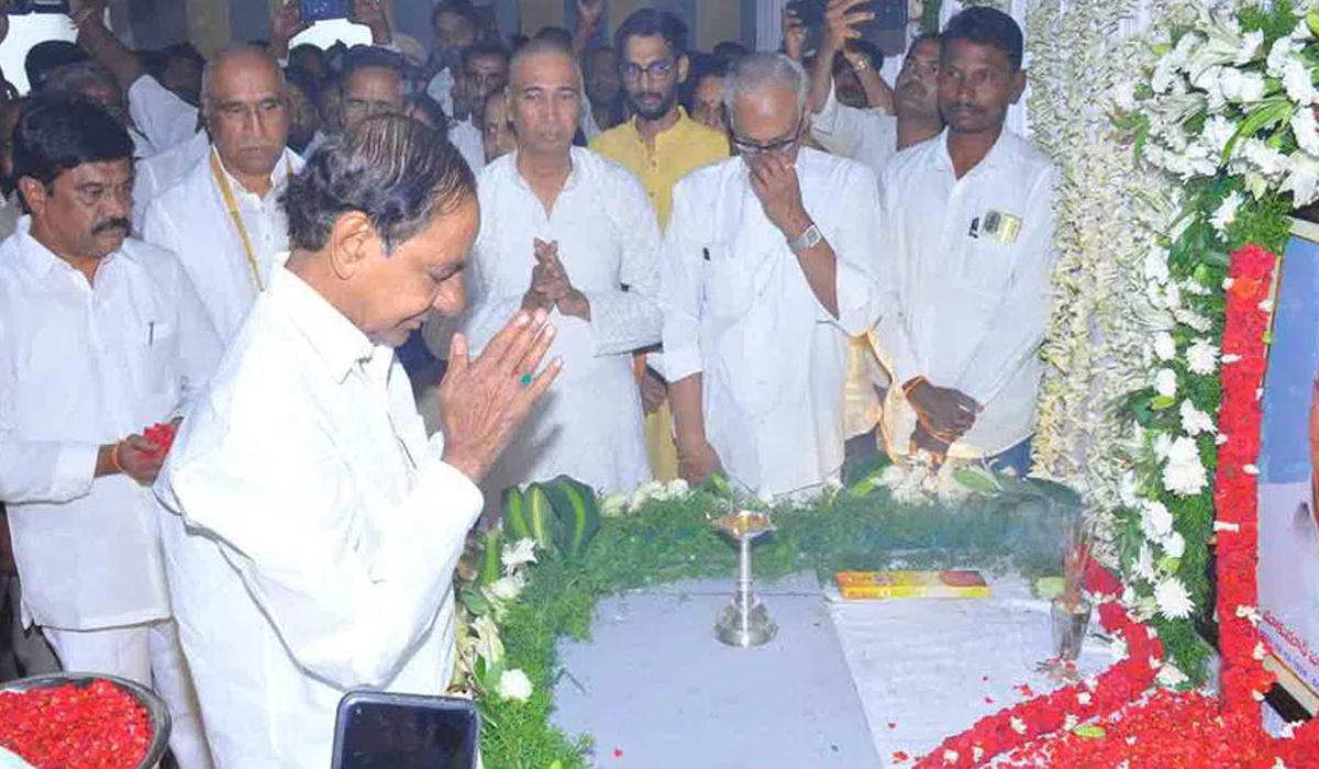 KCR | ఎమ్మెల్యే సంజయ్ను పరామర్శించిన కేసీఆర్ KCR | ఎమ్మెల్యే సంజయ్ను పరామర్శించిన కేసీఆర్