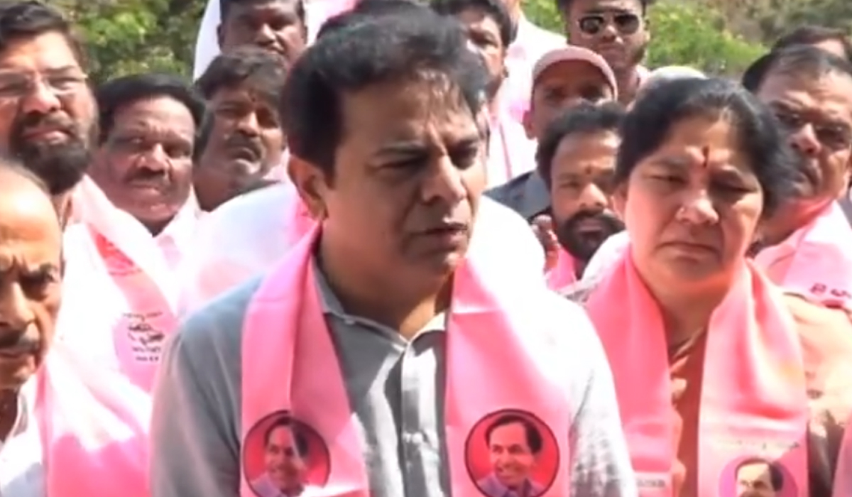 బీజేపీ, కాంగ్రెస్ పార్టీలు కుమ్మక్కు రాజకీయాలు: కేటీఆర్ బీజేపీ, కాంగ్రెస్ పార్టీలు కుమ్మక్కు రాజకీయాలు: కేటీఆర్
