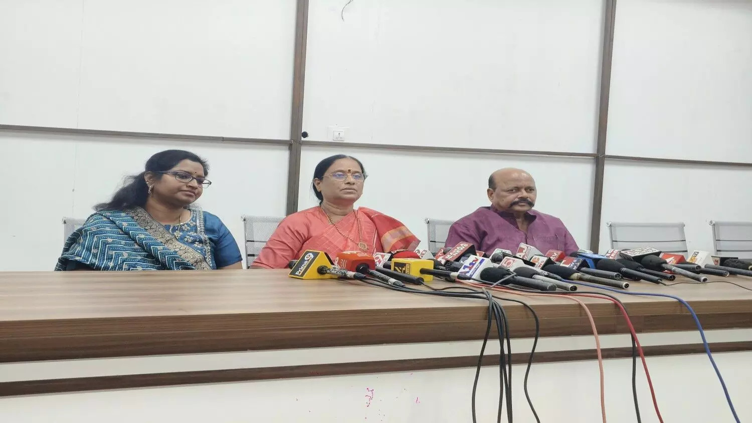 సినీ హీరోయిన్లను కేటీఆర్ బెదిరించారు సినీ హీరోయిన్లను కేటీఆర్ బెదిరించారు