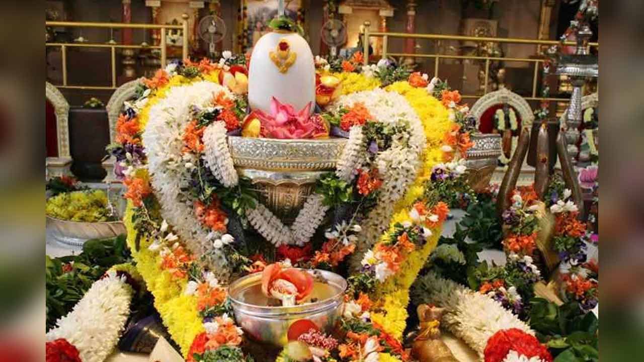 శివుడికి వీటితో అభిషేకం చేస్తే.. కోరిన కోరికలు నెరవేరుతాయట..! శివుడికి వీటితో అభిషేకం చేస్తే.. కోరిన కోరికలు నెరవేరుతాయట..!