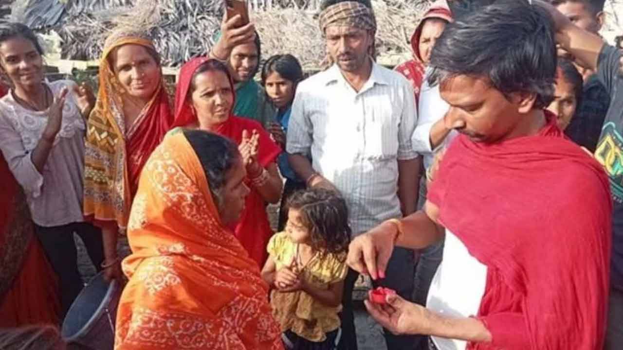 అత్తను ప్రేమించిన అల్లుడు.. దగ్గరుండి పెళ్లి చేసిన మామ అత్తను ప్రేమించిన అల్లుడు.. దగ్గరుండి పెళ్లి చేసిన మామ