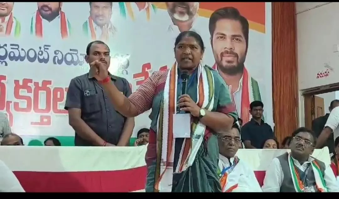 ఫోన్ ట్యాపింగ్పై దృష్టి మళ్లించేందుకే కేసీఆర్ పొలం బాట: మంత్రి సీతక్క ఫోన్ ట్యాపింగ్పై దృష్టి మళ్లించేందుకే కేసీఆర్ పొలం బాట: మంత్రి సీతక్క