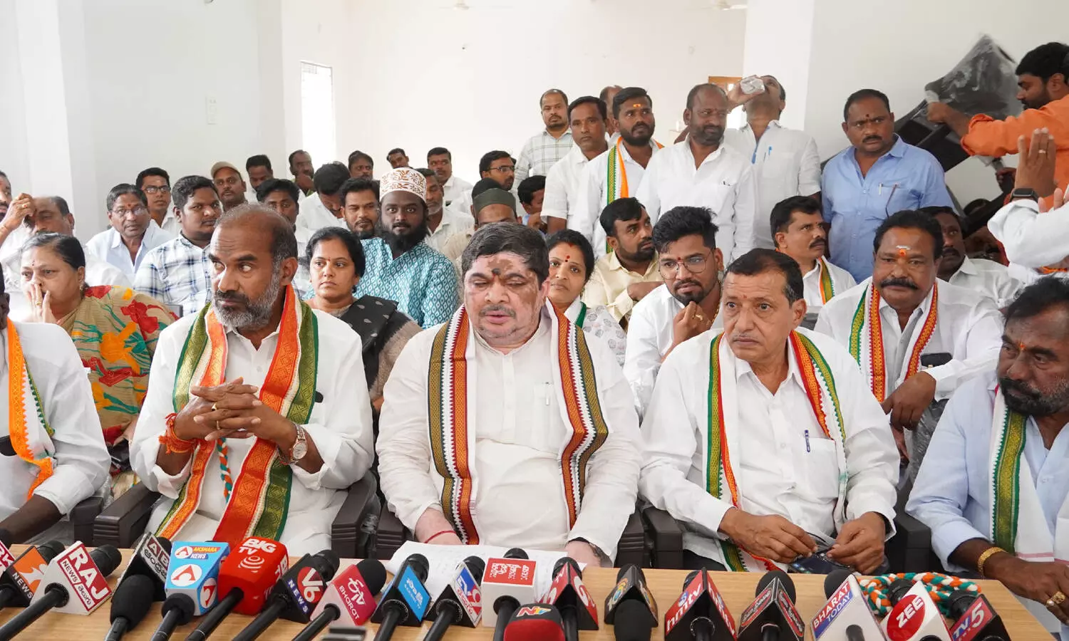 చేనేత కార్మికులను అన్ని విధాలుగా ఆదుకుంటాం: మంత్రి పొన్నం చేనేత కార్మికులను అన్ని విధాలుగా ఆదుకుంటాం: మంత్రి పొన్నం