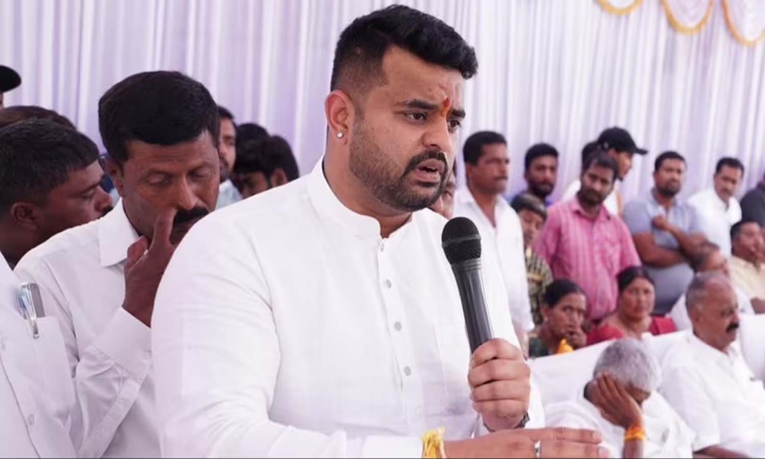 జేడీఎస్ నుంచి ఎంపీ ప్రజ్వల్ రేవణ్ణ బహిష్కరణ జేడీఎస్ నుంచి ఎంపీ ప్రజ్వల్ రేవణ్ణ బహిష్కరణ