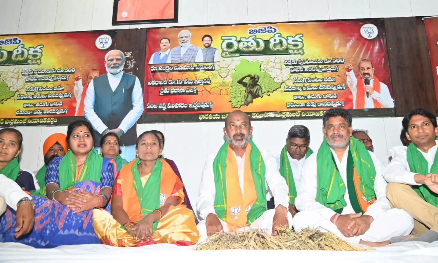 రైతులకు భరోసా ఇచ్చేందుకే రైతు దీక్ష: బండి సంజయ్ రైతులకు భరోసా ఇచ్చేందుకే రైతు దీక్ష: బండి సంజయ్