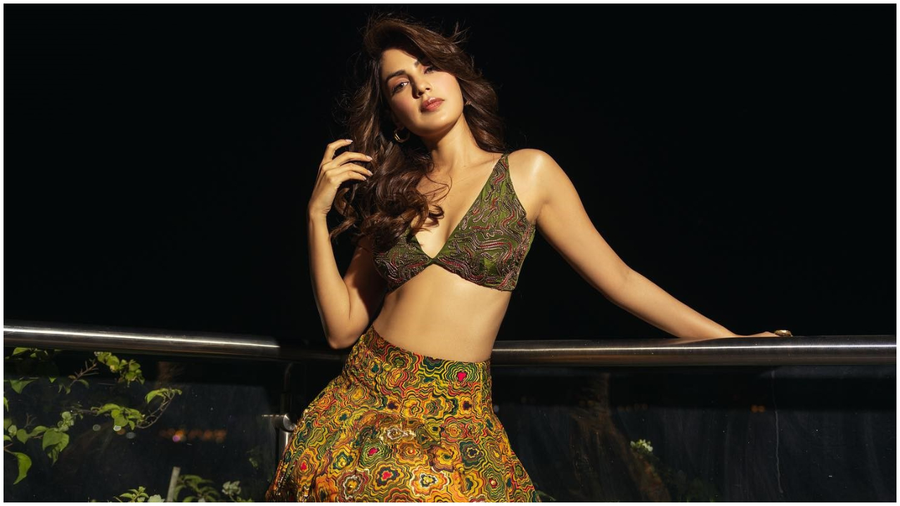 Rhea Chakraborty : పొట్టి గౌనులో రియా చక్రబోర్తి అందాలు..