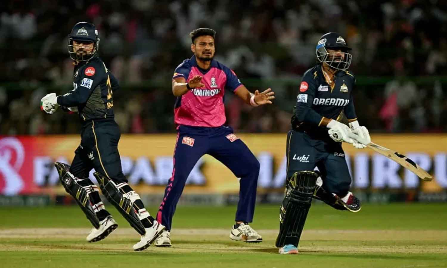 RR vs GT|రషీద్ ఖాన్ థ్రిల్లింగ్ బ్యాటింగ్.. టైట్ మ్యాచ్లో చివరి బంతికి గెలిచిన గుజరాత్ RR vs GT|రషీద్ ఖాన్ థ్రిల్లింగ్ బ్యాటింగ్.. టైట్ మ్యాచ్లో చివరి బంతికి గెలిచిన గుజరాత్