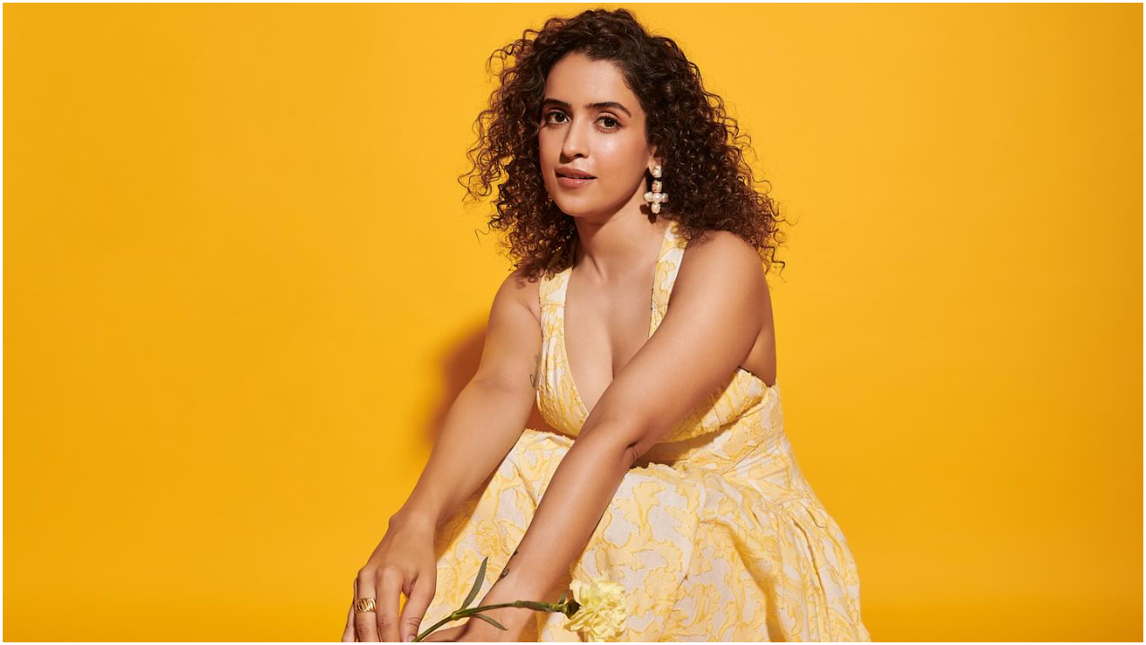 Sanya Malhotra : క్లివేజ్ అందాలతో రెచ్చగొడుతున్న సాన్య మల్హోత్రా