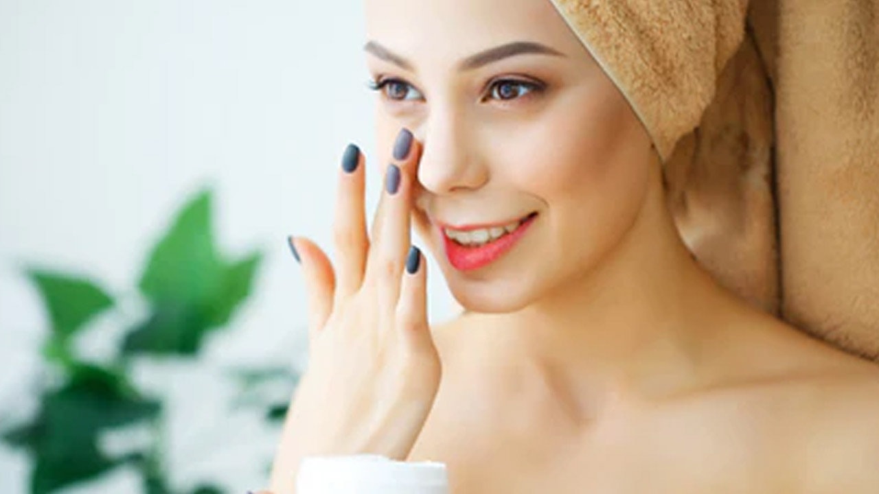 Beauty Tips | చేమంతి పూలతో చర్మానికి నిగారింపు.. గులాబీ నీళ్లతో పెదవులకు అందం.. Beauty Tips | చేమంతి పూలతో చర్మానికి నిగారింపు.. గులాబీ నీళ్లతో పెదవులకు అందం..