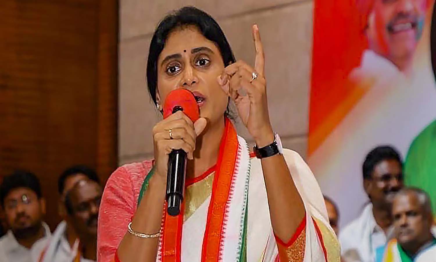 Ys Sharmila: యోగా డే నిర్వహణలో దారుణం.. వెలుగులోకి వీడియోలు, ఫొటోలు Ys Sharmila: యోగా డే నిర్వహణలో దారుణం.. వెలుగులోకి వీడియోలు, ఫొటోలు