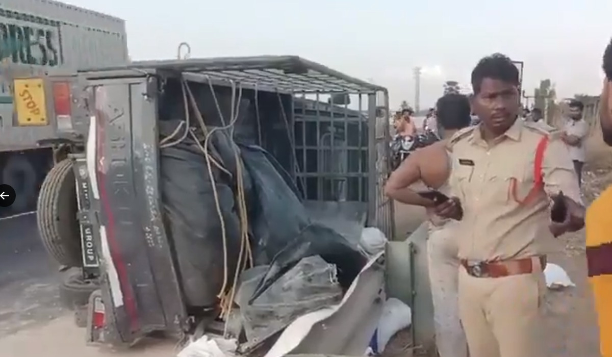 AP | మినీ గూడ్స్ వ్యాన్ బోల్తా.. బయటపడ్డ 7 కోట్ల నగదు AP | మినీ గూడ్స్ వ్యాన్ బోల్తా.. బయటపడ్డ 7 కోట్ల నగదు
