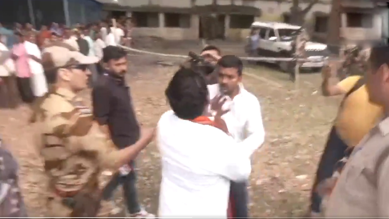 Lok Sabha Elections | బెంగాల్లో ఘర్షణ.. తృణమూల్ బూత్ ఏజెంట్పై బీజేపీ అభ్యర్థి దాడి.. Video Lok Sabha Elections | బెంగాల్లో ఘర్షణ.. తృణమూల్ బూత్ ఏజెంట్పై బీజేపీ అభ్యర్థి దాడి.. Video