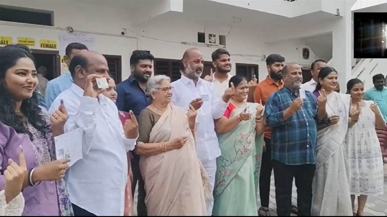 Bandi Sanjay | కుటుంబ సమేతంగా ఓటు హక్కు వినియోగించుకున్న బీజేపీ అభ్యర్థి బండి సంజయ్.. Videos Bandi Sanjay | కుటుంబ సమేతంగా ఓటు హక్కు వినియోగించుకున్న బీజేపీ అభ్యర్థి బండి సంజయ్.. Videos
