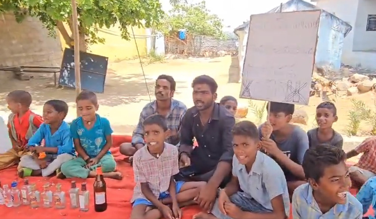 బెల్టు షాపులు ఎత్తివేయాలని నిరసన.. వైరల్గా మారిన డిగ్రీ విద్యార్థి ఆందోళన బెల్టు షాపులు ఎత్తివేయాలని నిరసన.. వైరల్గా మారిన డిగ్రీ విద్యార్థి ఆందోళన