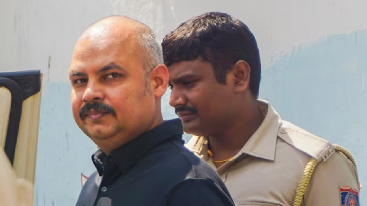 Swati Maiwal assault case | స్వాతి మాలివాల్పై దాడి కేసు.. బిభవ్ కుమార్కు బెయిల్ నిరాకరణ Swati Maiwal assault case | స్వాతి మాలివాల్పై దాడి కేసు.. బిభవ్ కుమార్కు బెయిల్ నిరాకరణ