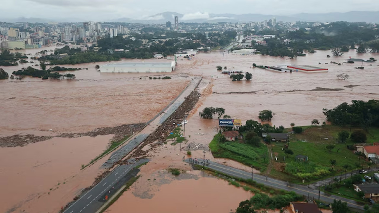 Brazil Rains | బ్రెజిల్లో వరుణుడి బీభత్సం.. 37 మంది మృతి.. 70 మందికిపైగా గల్లంతు Brazil Rains | బ్రెజిల్లో వరుణుడి బీభత్సం.. 37 మంది మృతి.. 70 మందికిపైగా గల్లంతు