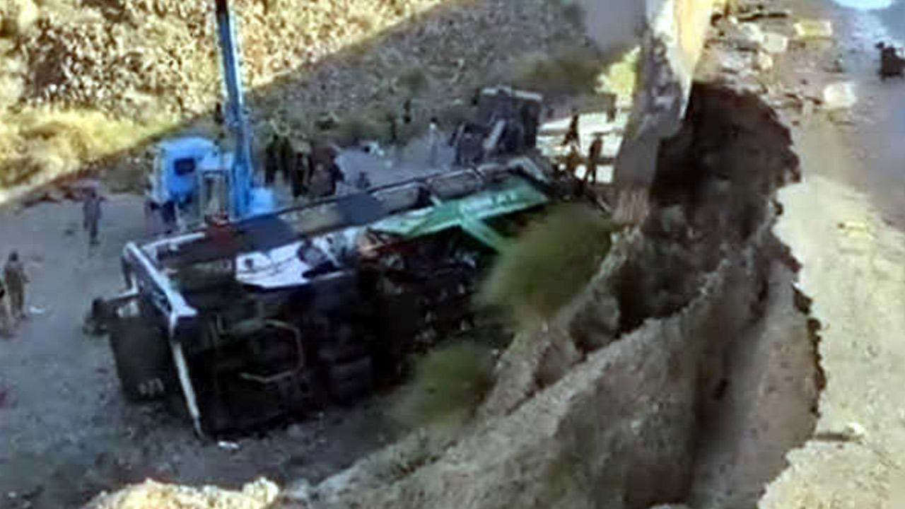 Bus falls | పాకిస్థాన్లో ఘోర ప్రమాదం.. బస్సు లోయలోపడి 28 మంది దుర్మరణం Bus falls | పాకిస్థాన్లో ఘోర ప్రమాదం.. బస్సు లోయలోపడి 28 మంది దుర్మరణం