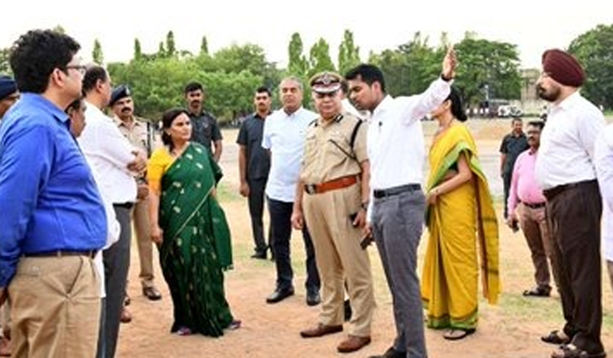 రాష్ట్ర అవతరణ వేడుకల ఏర్పాట్లను పరిశీలించిన సీఎస్ రాష్ట్ర అవతరణ వేడుకల ఏర్పాట్లను పరిశీలించిన సీఎస్