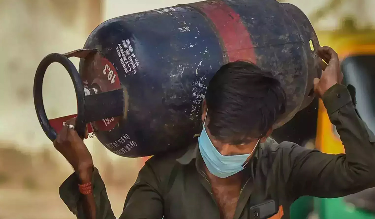 LPG Gas Cylinders | లోక్సభ ఎన్నికల వేళ.. స్వల్పంగా తగ్గిన గ్యాస్ సిలిండర్ ధర LPG Gas Cylinders | లోక్సభ ఎన్నికల వేళ.. స్వల్పంగా తగ్గిన గ్యాస్ సిలిండర్ ధర