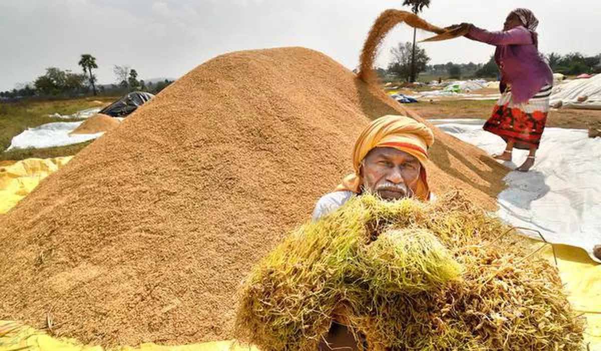 Telangana | రైతును చుట్టుముట్టిన రాజకీయం.. నేతల తీరుతో రైతన్న ఉక్కిరిబిక్కిరి Telangana | రైతును చుట్టుముట్టిన రాజకీయం.. నేతల తీరుతో రైతన్న ఉక్కిరిబిక్కిరి