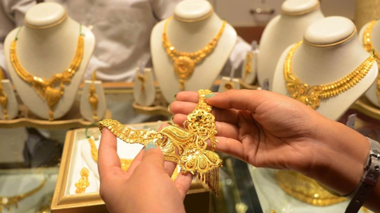 Gold Price | అక్షయ తృతీయ వేళ దిగొచ్చిన బంగారం ధరలు.. తులం ధర ఎంతంటే..! Gold Price | అక్షయ తృతీయ వేళ దిగొచ్చిన బంగారం ధరలు.. తులం ధర ఎంతంటే..!