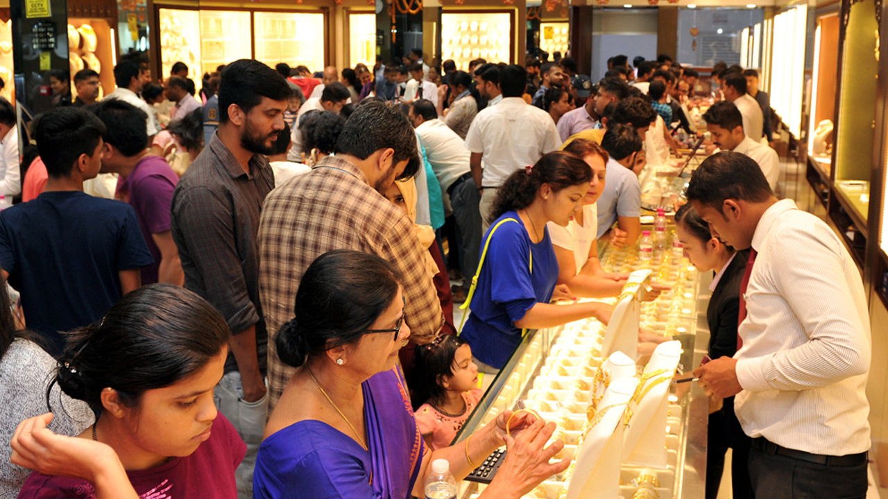Offers On Gold: అక్షయ తృతీయ.. తక్కువ ధరకే బంగారం.. షోరూం ఆఫర్లు ఇవే Offers On Gold: అక్షయ తృతీయ.. తక్కువ ధరకే బంగారం.. షోరూం ఆఫర్లు ఇవే