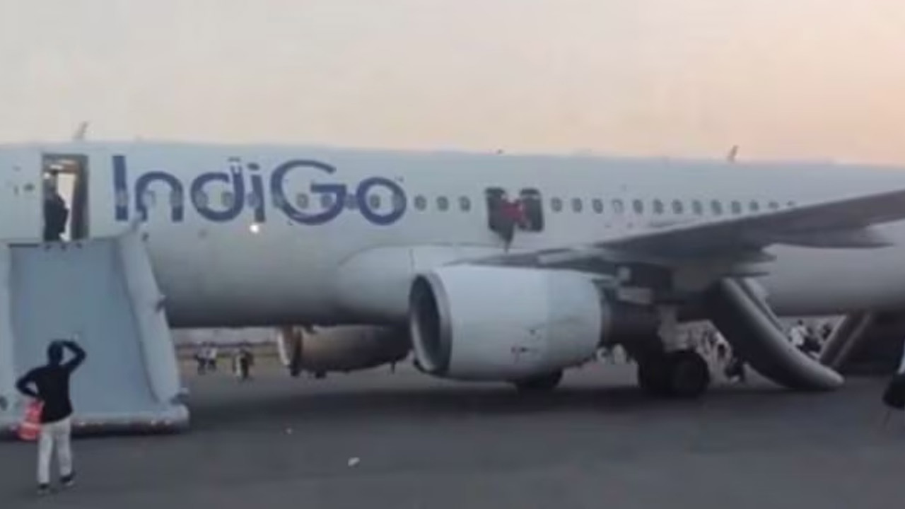 IndiGo flight | ఇండిగో ఫ్లైట్కు బాంబు బెదిరింపు.. అత్యవసరంగా ప్రయాణికుల దించివేత IndiGo flight | ఇండిగో ఫ్లైట్కు బాంబు బెదిరింపు.. అత్యవసరంగా ప్రయాణికుల దించివేత