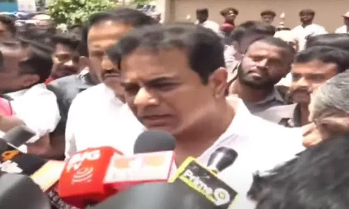 KTR | చార్మినార్.. కాకతీయ కళాతోరణం తొలగింపులపై.. చార్మినార్ వద్ద కేటీఆర్ నిరసన KTR | చార్మినార్.. కాకతీయ కళాతోరణం తొలగింపులపై.. చార్మినార్ వద్ద కేటీఆర్ నిరసన