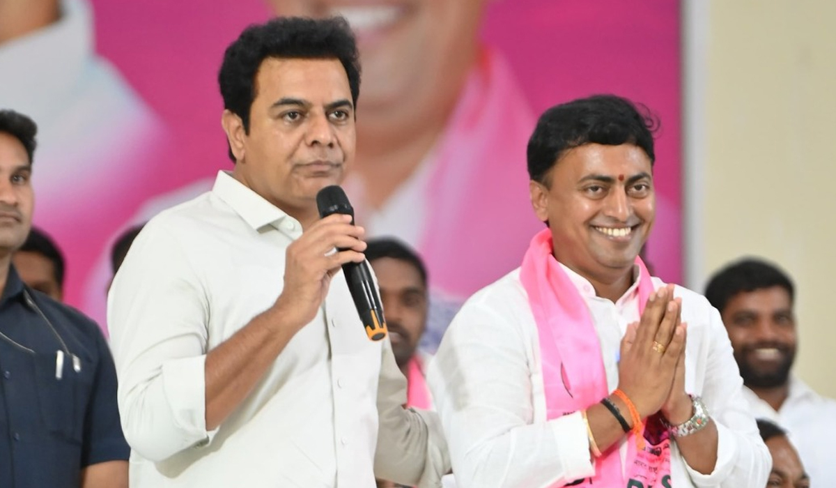 KTR | ఇటు విద్యావంతుడు.. అటు బ్లాక్ మెయిలర్: కేటీఆర్ KTR | ఇటు విద్యావంతుడు.. అటు బ్లాక్ మెయిలర్: కేటీఆర్