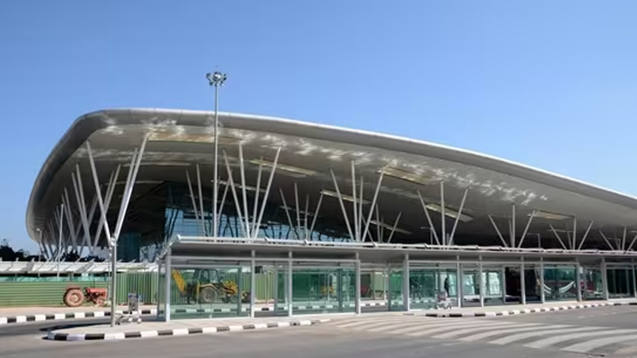 Kempegowda Airport | కెంపెగౌడ ఎయిర్పోర్టులో బాంబు కలకలం.. ముమ్మరంగా తనిఖీలు..! Kempegowda Airport | కెంపెగౌడ ఎయిర్పోర్టులో బాంబు కలకలం.. ముమ్మరంగా తనిఖీలు..!