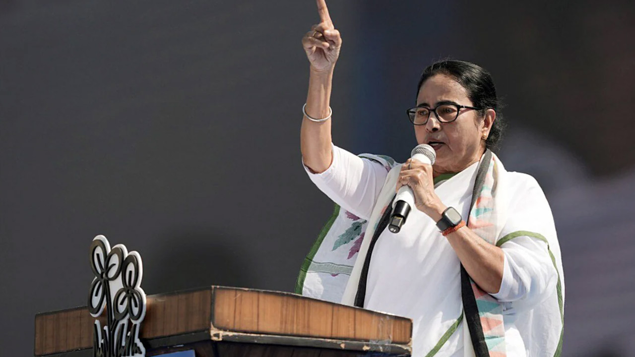 Mamata Banerjee | మీరు దేవుడైతే గుడి కట్టిస్తా.. ఆలయంలో కూర్చోండి.. దేశాన్ని సమస్యల్లోకి నెట్టకండి : మమతాబెనర్జి Mamata Banerjee | మీరు దేవుడైతే గుడి కట్టిస్తా.. ఆలయంలో కూర్చోండి.. దేశాన్ని సమస్యల్లోకి నెట్టకండి : మమతాబెనర్జి