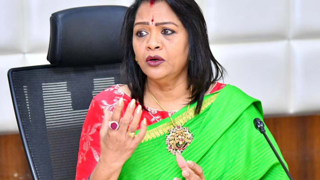మేయర్ గద్వాల ఇంట్లో రౌడీ షీటర్ హల్చల్ మేయర్ గద్వాల ఇంట్లో రౌడీ షీటర్ హల్చల్