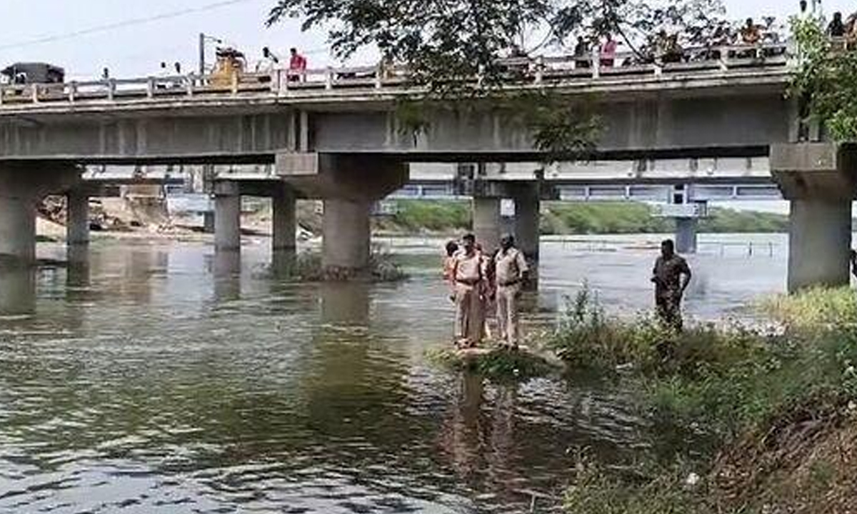 బాపట్లలో విషాదం.. నాగరాజు కాలువలో నలుగురు యువకుల గల్లంతు బాపట్లలో విషాదం.. నాగరాజు కాలువలో నలుగురు యువకుల గల్లంతు