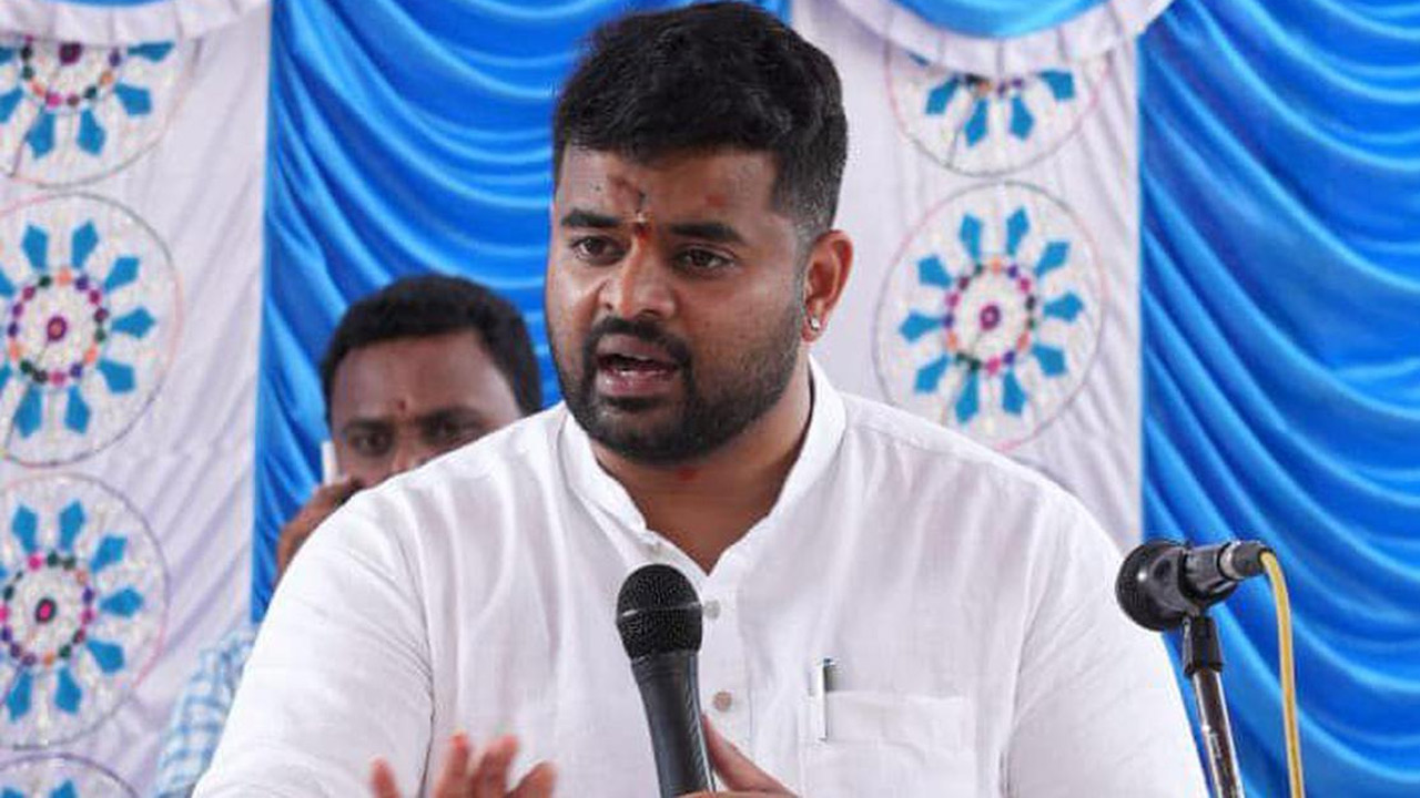 Prajwal Revanna | విచారణకు సహకరిస్తా.. నన్ను క్షమించండి.. ప్రజ్వల్ రేవణ్ణ వీడియో..! Prajwal Revanna | విచారణకు సహకరిస్తా.. నన్ను క్షమించండి.. ప్రజ్వల్ రేవణ్ణ వీడియో..!