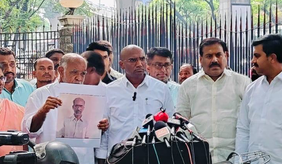 RS Praveen Kumar | శ్రీధర్రెడ్డి హత్య కేసులో డీజీపీకి ఆరెస్పీ ఫిర్యాదు RS Praveen Kumar | శ్రీధర్రెడ్డి హత్య కేసులో డీజీపీకి ఆరెస్పీ ఫిర్యాదు