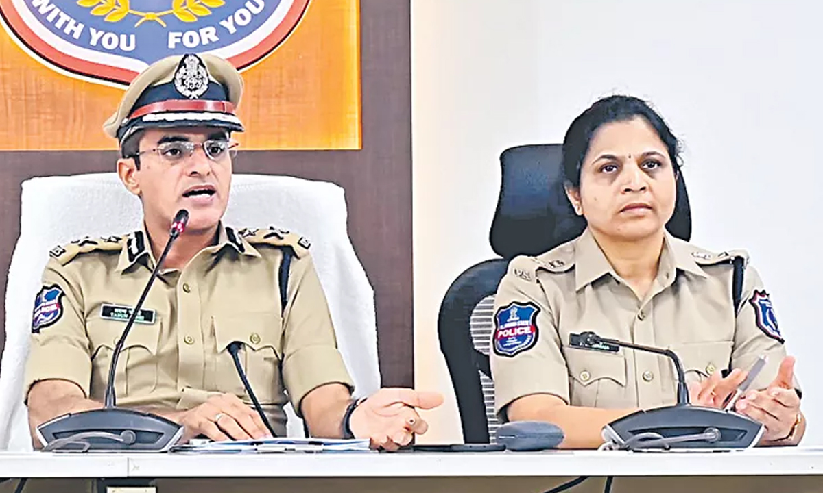 మిగతా పిల్లలు ఎక్కడా.. అసలు తల్లిదండ్రులు ఎవరూ మిగతా పిల్లలు ఎక్కడా.. అసలు తల్లిదండ్రులు ఎవరూ