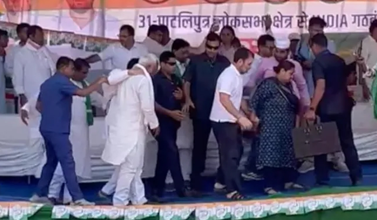 Rahul Gandhi | రాహుల్ ఉండగా కూలిన వేదిక.. తృటిలో తప్పించుకున్న కాంగ్రెస్ నేత Rahul Gandhi | రాహుల్ ఉండగా కూలిన వేదిక.. తృటిలో తప్పించుకున్న కాంగ్రెస్ నేత