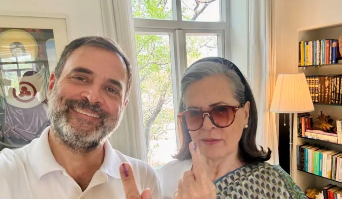 ఓటు హక్కు వినియోగించుకున్న సోనియా, రాహుల్.. ఆ తర్వాత సెల్ఫీ ఓటు హక్కు వినియోగించుకున్న సోనియా, రాహుల్.. ఆ తర్వాత సెల్ఫీ