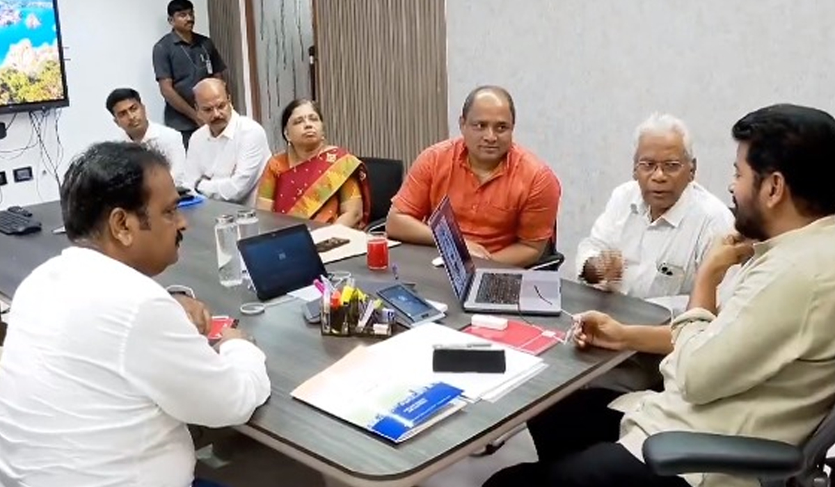 CM Revanth Reddy | తెలంగాణ అధికార చిహ్నంపై సీఎం రేవంత్రెడ్డి కసరత్తు CM Revanth Reddy | తెలంగాణ అధికార చిహ్నంపై సీఎం రేవంత్రెడ్డి కసరత్తు