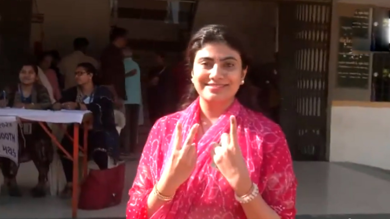 Rivaba jadeja | జామ్నగర్లో ఓటు హక్కు వినియోగించుకున్న రివాబా జడేజా.. Video Rivaba jadeja | జామ్నగర్లో ఓటు హక్కు వినియోగించుకున్న రివాబా జడేజా.. Video