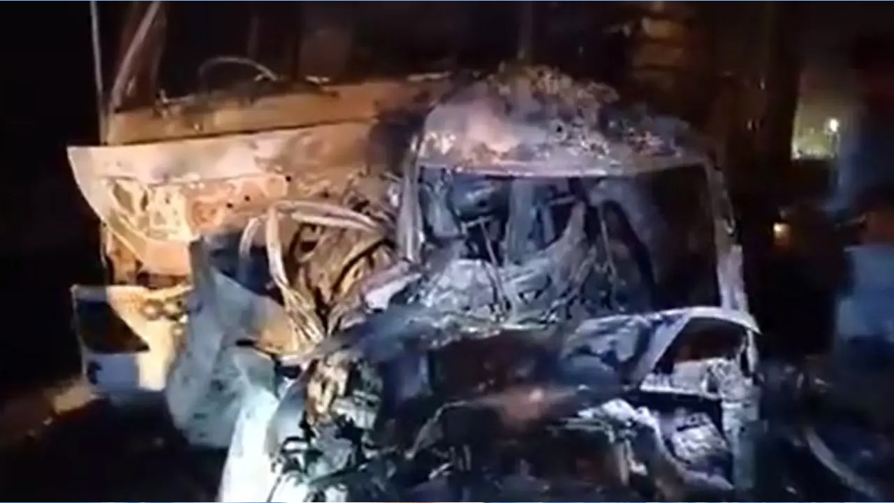 Road accident | రోడ్డు ప్రమాదంలో పెళ్లి కారు దగ్ధం.. వరుడు సహా నలుగురు సజీవదహనం Road accident | రోడ్డు ప్రమాదంలో పెళ్లి కారు దగ్ధం.. వరుడు సహా నలుగురు సజీవదహనం