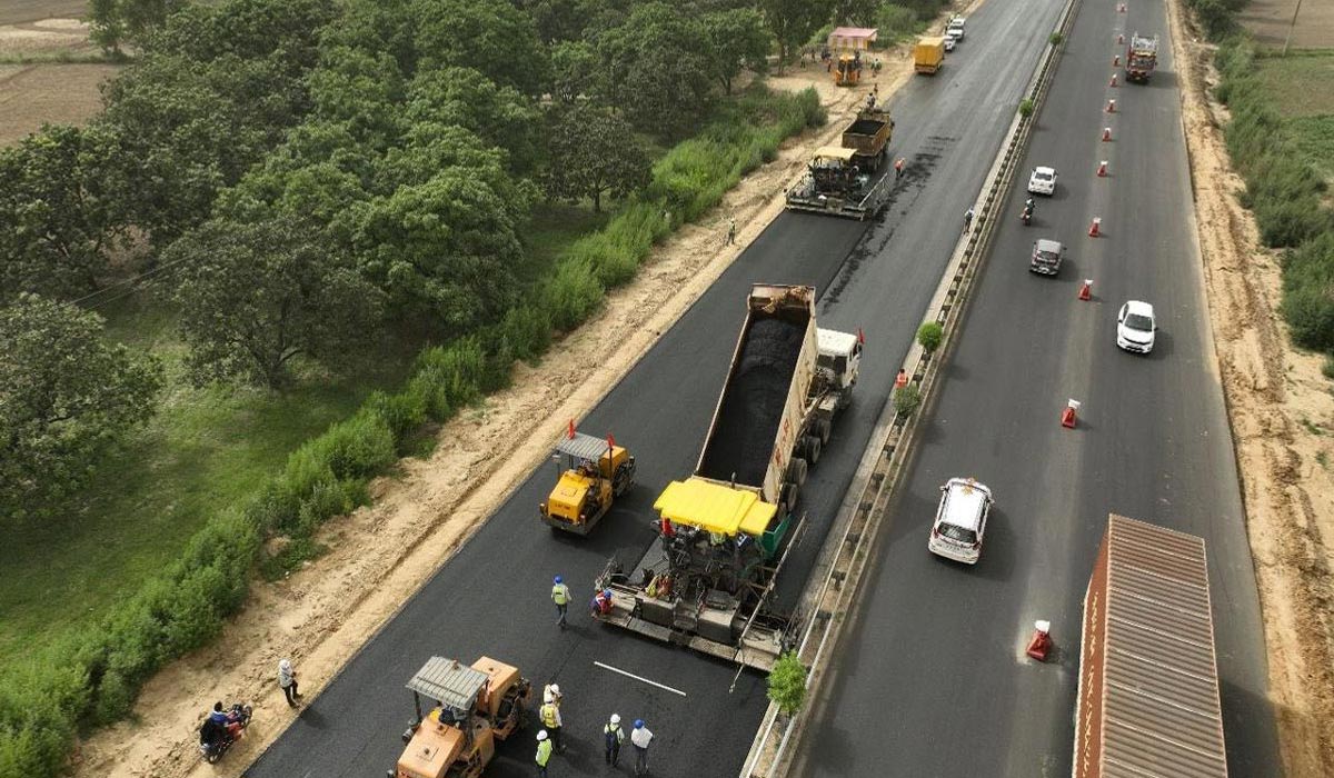 Self Road Repair | రోడ్లపై గుంతలకు ఆటోమేటిక్గా రిపేర్..! వినూత్న టెక్నాలజీని తీసుకురాబోతున్న కేంద్రం..! Self Road Repair | రోడ్లపై గుంతలకు ఆటోమేటిక్గా రిపేర్..! వినూత్న టెక్నాలజీని తీసుకురాబోతున్న కేంద్రం..!